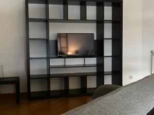 een woonkamer met een tv aan de muur bij Valença RoofTop by Beeflats BnB in Valença