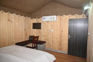 Un televizor și/sau centru de divertisment la Ramchandra Resort