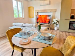 ein Esszimmer mit einem Tisch und einer Flasche Wein in der Unterkunft Villa Margaux in Saint-Germain-sur-Vienne