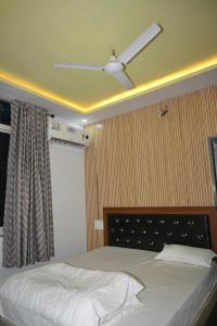 Un pat sau paturi într-o cameră la Ramchandra Resort