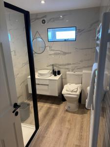 Et badeværelse på Patience Cottage, an old bothy cottage + 10 billeder