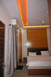 Un pat sau paturi într-o cameră la Ramchandra Resort +12 fotografii