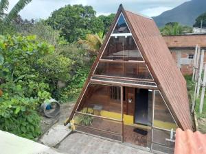 a small house with a triangular roof at chalé alpino in Saquarema