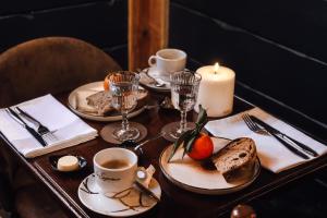 Demeure Sauvage - Étage 1 في Villard-Reculas: طاولة مع أطباق من الطعام وشمعة +4 صور