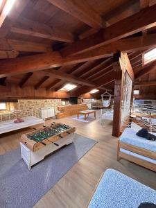 Una gran sala de estar con una mesa de billar. en CASA RURAL PALACIO LOS LABREQUINES, en Villacomparada de Rueda