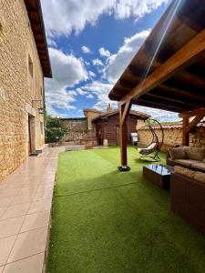 an image of a garden with artificial grass at CASA RURAL PALACIO LOS LABREQUINES in Villacomparada de Rueda
