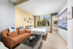 un salon avec un canapé et un lit dans l'établissement Chami Apartment Hotel, Buhadi, à Canton