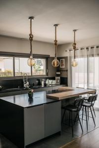 een keuken met een groot eiland met een aanrecht bij Villa Moka - private pool in Saumane-de-Vaucluse