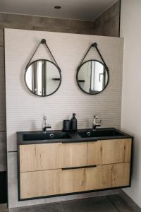 een badkamer met 2 spiegels en een wastafel bij Villa Moka - private pool in Saumane-de-Vaucluse