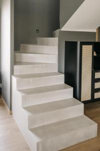 een trap in een huis met witte treden bij Villa Moka - private pool in Saumane-de-Vaucluse +36 foto's