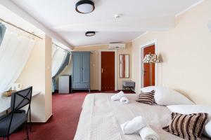 Ένα ή περισσότερα κρεβάτια σε δωμάτιο στο ROYAL ROOMS by WOW HOMES