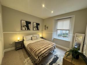 Un dormitorio con una cama y una ventana en The Quirky Townhouse, Hawick, en Hawick