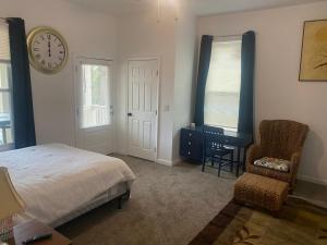 Ένα ή περισσότερα κρεβάτια σε δωμάτιο στο Peaceful Cabin home