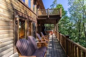 een terras met schommelstoelen aan de zijkant van een huis bij Acorn Lodge in Seven Devils