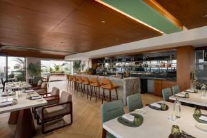 Εστιατόριο ή άλλο μέρος για φαγητό στο Ramada Encore by Wyndham Gurugram Dwarka Expressway