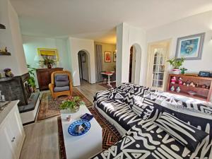 ein Wohnzimmer mit Sofa und Tisch in der Unterkunft I Cipressi in Cinquale