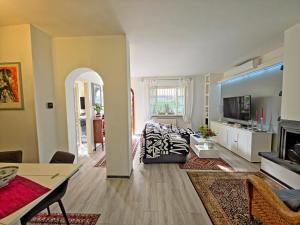 ein Wohnzimmer mit Sofa und Tisch in der Unterkunft I Cipressi in Cinquale