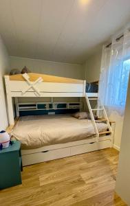 Un dormitorio con dos literas y suelo de madera. en Charming ecolodge with heated pool all year round, en Les Mathes 27 fotos más