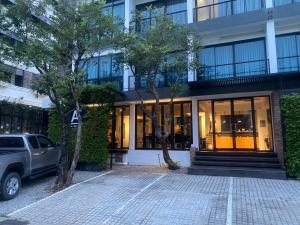 un'auto parcheggiata davanti a un edificio di Azz Hotel a Chiang Mai