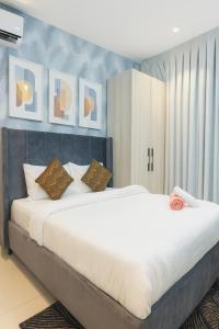 Postel nebo postele na pokoji v ubytování The Lennox by Sereni Athens