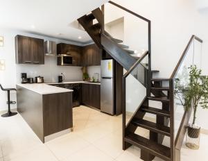 Kuchyň nebo kuchyňský kout v ubytování The Lennox by Sereni Athens