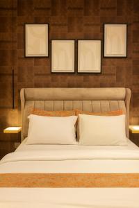 Postel nebo postele na pokoji v ubytování The Lennox by Sereni Athens