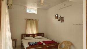 Serene Homestay في بادامي: غرفة نوم بها سرير ونافذة