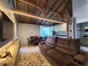 ein Wohnzimmer mit Couch und ein Esszimmer in der Unterkunft Casa Praia Alegre in Penha