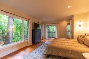 een slaapkamer met een bed en een groot raam bij Peace of Mind at Hound Ears in Valle Crucis