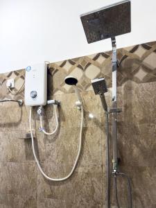 e bagno con doccia. di JAMI River Side Hotel & Yala Safari Place a Tissamaharama