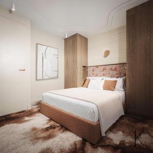 パリにあるJills Hôtelのレンガの壁、大きなベッド付きのベッドルーム1室