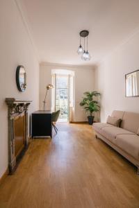 een woonkamer met een bank en een tafel bij BHR - La Finestra su Spoleto in Spoleto