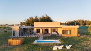 Πισίνα στο ή κοντά στο Hermosa casa a estrenar en barrio privado El Quijote