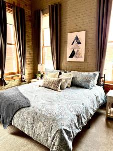 Postel nebo postele na pokoji v ubytování Loft on Lake Ave