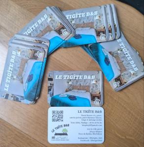 twoopened plastic containers with a bed in it at Le Tigîte B&B , Suite-chambre d'hôtes indépendante avec entrée privée, petit-déjeuner autonome fourni, linge inclus, 2 espaces nuit possibles in Allaire