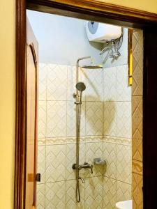 una cabina de ducha en un baño con lavabo en Nilevic Guest House Entebbe, en Entebbe 47 fotos más