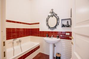 een badkamer met een bad, een wastafel en een spiegel bij BHR - La Finestra su Spoleto in Spoleto +12 foto's