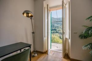een kamer met een bureau en een deur met uitzicht bij BHR - La Finestra su Spoleto in Spoleto