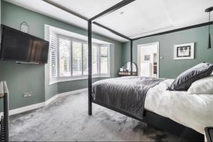 En eller flere senge i et værelse på Kiwi Pines forest retreat!