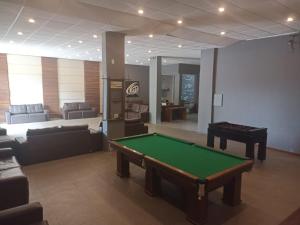 un soggiorno con un tavolo da biliardo di Hotel Balneário ad Angra dos Reis Altre 15 foto