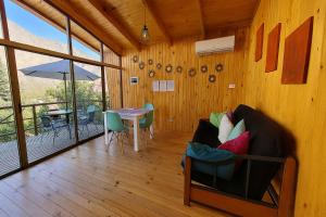 Posezení v ubytování Carolin Cacao Cabins - Quillay + 24 fotografií