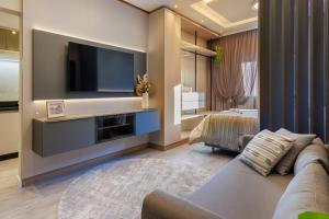 a living room with a couch and a tv at Apartamento 401 wiithhoeftf in Pomerode