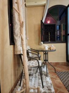 马拉喀什Riad Hostel ADI的椅子和桌子
