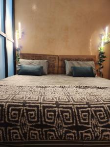 马拉喀什Riad Hostel ADI的一张大床,上面有两个枕头