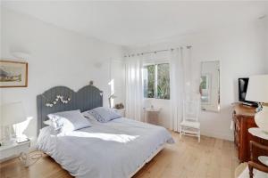 Кровать или кровати в номере Le Cabanon Cap d Antibes 80 m de la plage