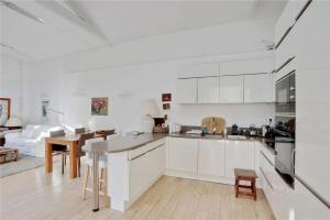 Кухня или мини-кухня в Le Cabanon Cap d Antibes 80 m de la plage
