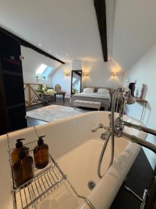 Ένα ή περισσότερα κρεβάτια σε δωμάτιο στο La Lanterne B&B