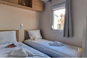 Ένα ή περισσότερα κρεβάτια σε δωμάτιο στο Les Pins Dorés- F125S - Clim- Animaux- Camping 4 +22 φωτογραφίες