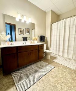 Et badeværelse på The Bellevue in Canal Park + 6 billeder