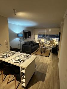 Hermoso Departamento a Pasos de la Playa - La Serena في لا سيرينا: غرفة معيشة بها طاولة وأريكة